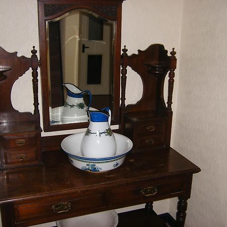 The Kings Head Hotel Abergavenny Bagian luar foto