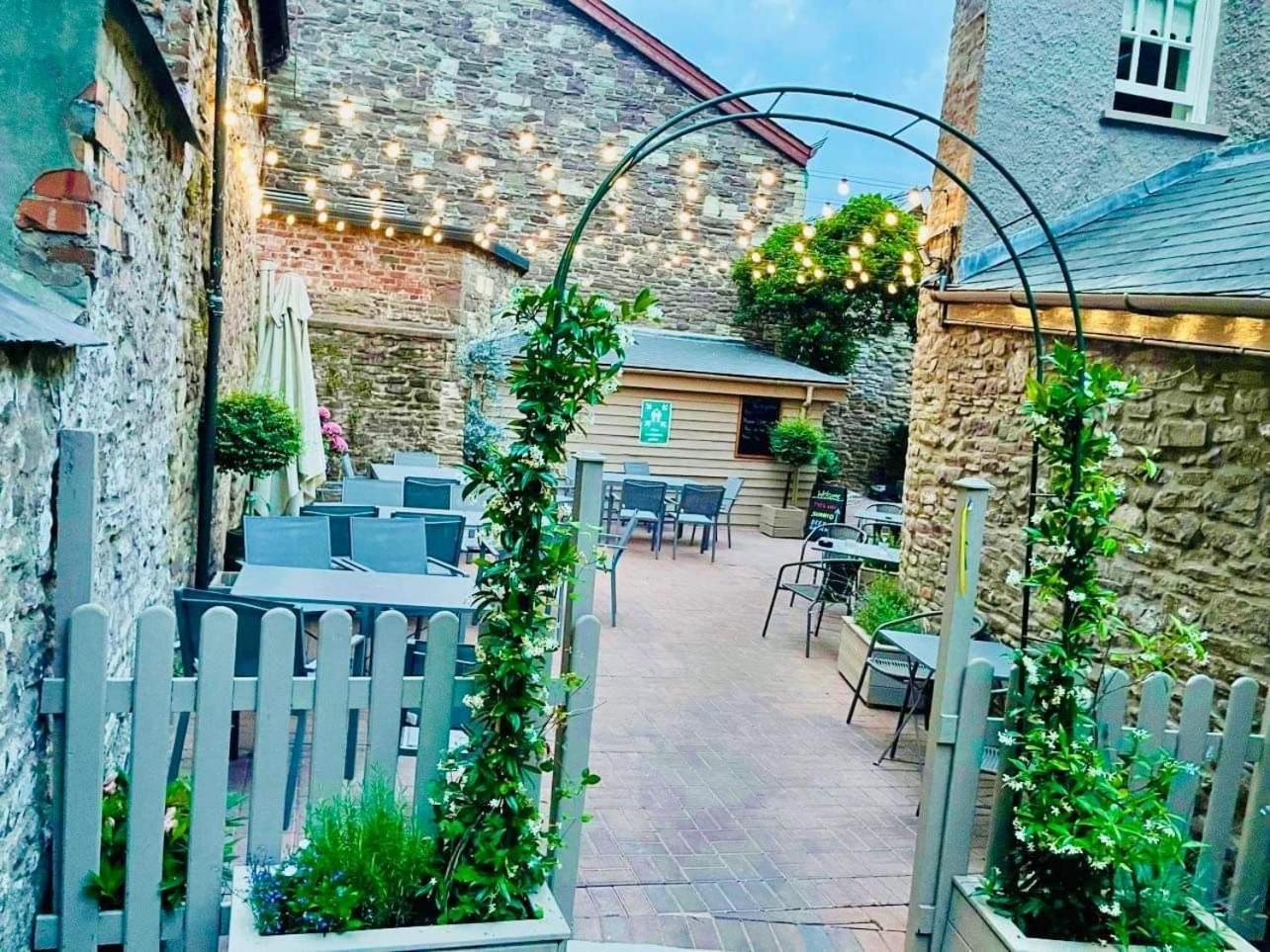 The Kings Head Hotel Abergavenny Bagian luar foto